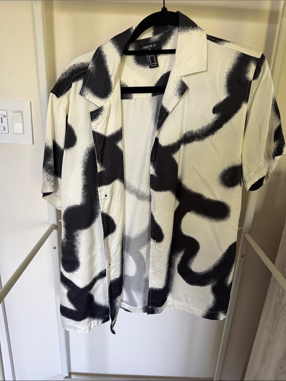 Forever 21 Men's Black & White Spray-Print Short Sleeve Shirt Jacket